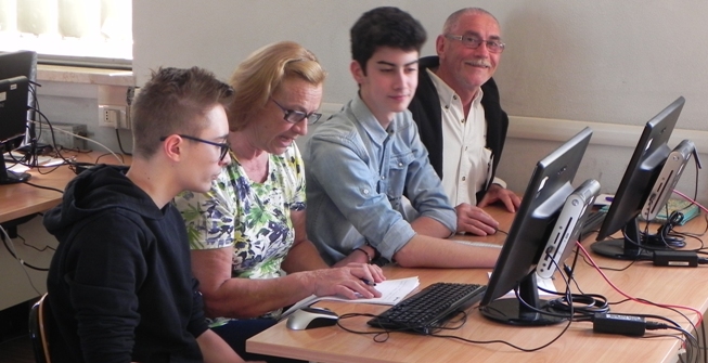 Nonni su internet, docenti ed alunni (foto © Cremaonline.it)